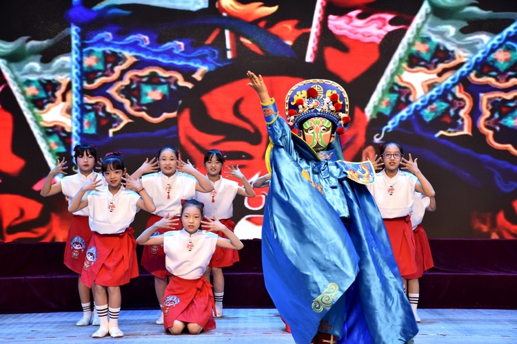 圖片默認標題_fororder_清苑區少先隊建隊日主題文藝匯演現場戲曲表演變臉。趙琪攝.JPG