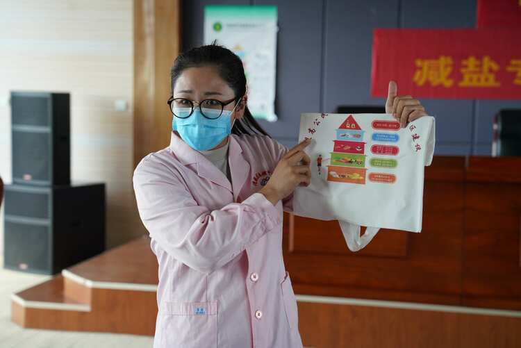 河北清苑：健康講座進企業 科普知識護健康_fororder_醫護人員為企業職工講解《中國居民營養膳食寶塔（2022）》。    攝影 王磊