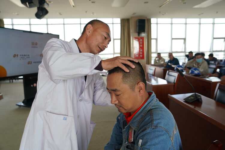 河北清苑：健康講座進企業 科普知識護健康_fororder_醫護人員為企業職工講解《中醫常用外治法》。       攝影  王磊