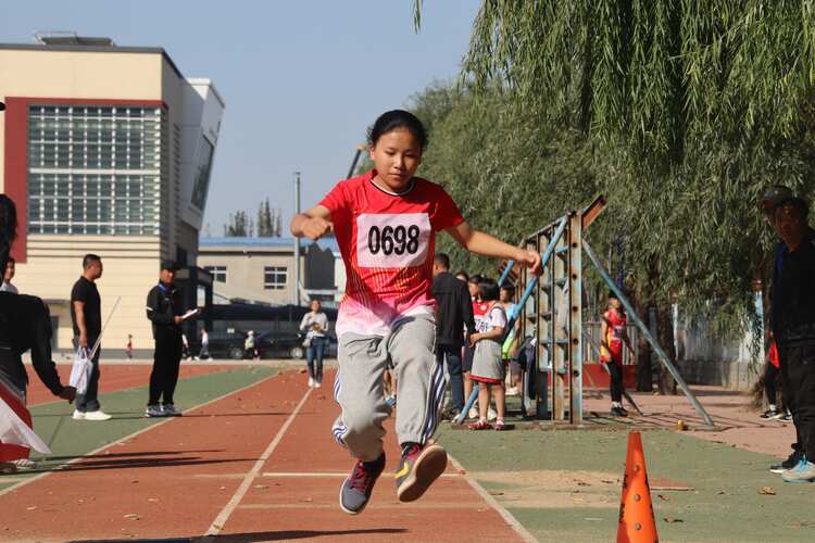 河北清苑：第四屆青少年運動會開幕_fororder_清苑區第四屆青少年運動會跳遠比賽現場。攝影 王磊