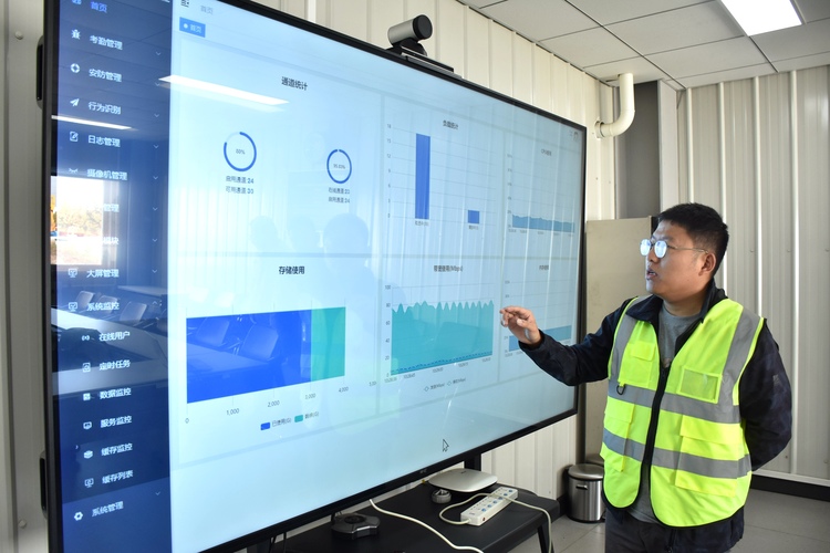 河北清苑：“數智”工廠助力企業高品質發展_fororder_技術人員查看5G+智慧工廠視覺終端管理後臺。 王俊攝.JPG