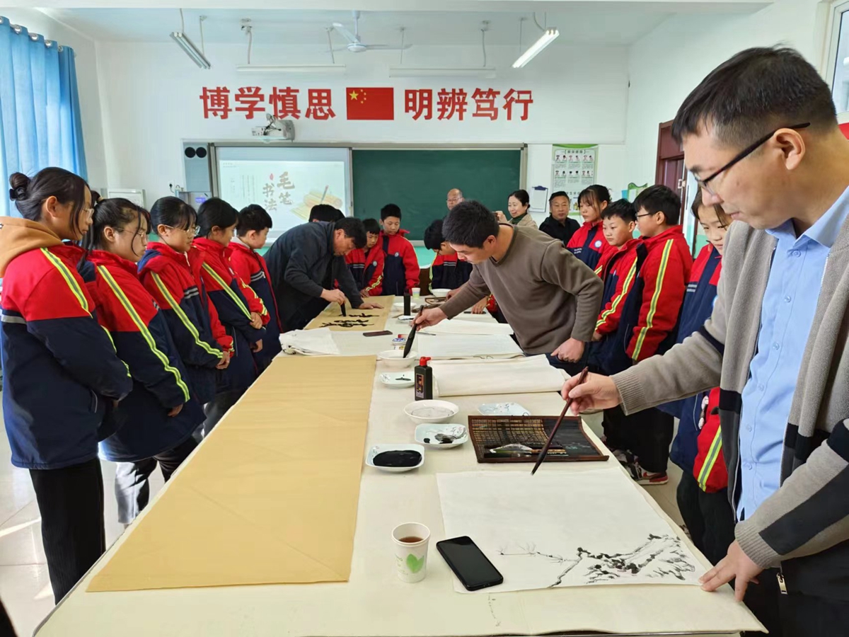 保定市滿城區開展“雙爭”有我 文化名家進校園活動_fororder_書畫名家們揮毫潑墨 現場展示技藝 攝影 楊東升