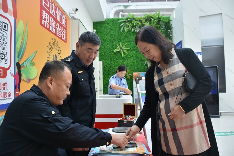 圖片默認標題_fororder_工作人員為群眾稱量後的手機加貼克重標誌。趙琪攝.JPG