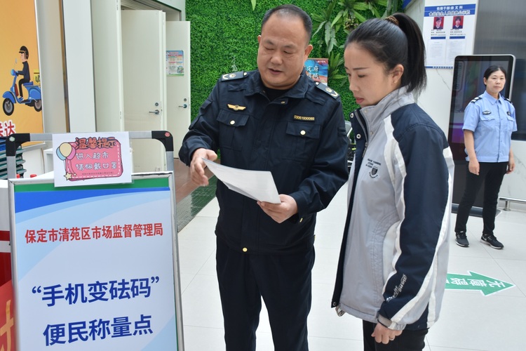 圖片默認標題_fororder_工作人員為群眾講解計量相關知識。趙琪攝.JPG