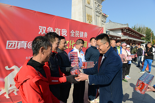 保定市滿城區開展“雙爭有我 全民健身”團真文化體育接力賽_fororder_賽事組委會向參賽運動員發放獎品 攝影 郝文傑