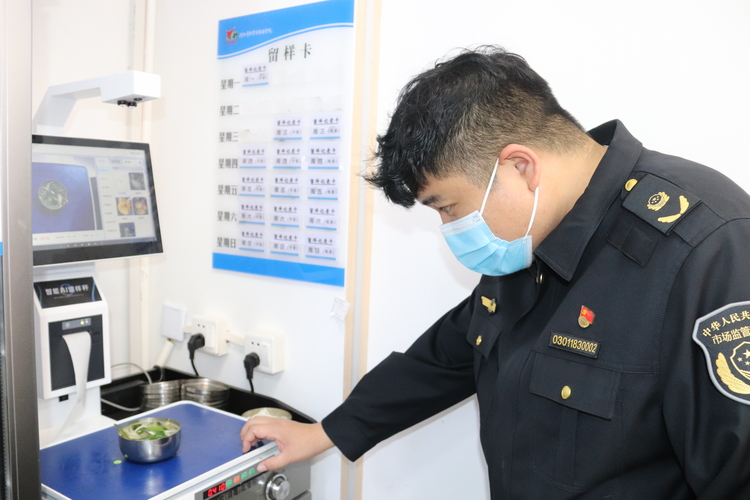 開啟智慧食安監管平臺 校園食堂迎新模式 裕華區市場監督管理局 助力全市首家“校園智慧餐廳”建設落地_fororder_裕華區市場監督管理局監管人員查看智慧留樣秤.JPG
