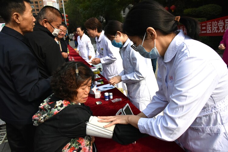 石家莊市裕華區：金秋重陽 共話敬老_fororder_醫生為居民測量血壓值.JPG