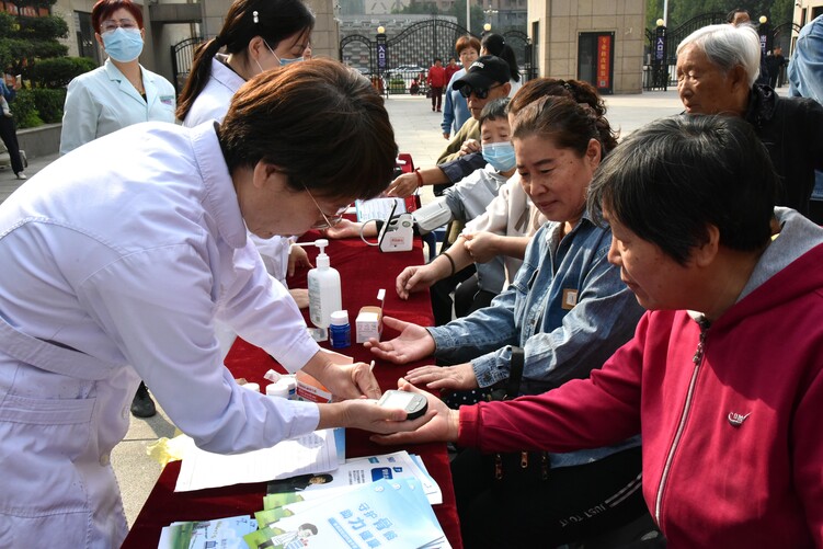 石家莊市裕華區：金秋重陽 共話敬老_fororder_醫生為居民們測量血糖.JPG