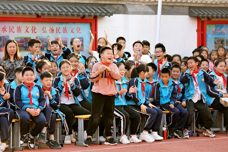 保定市滿城區：傳承非遺文化 崇尚武術精神_fororder_滿城區郎村學校的學生們觀看武術表演 攝影 劉忠軍