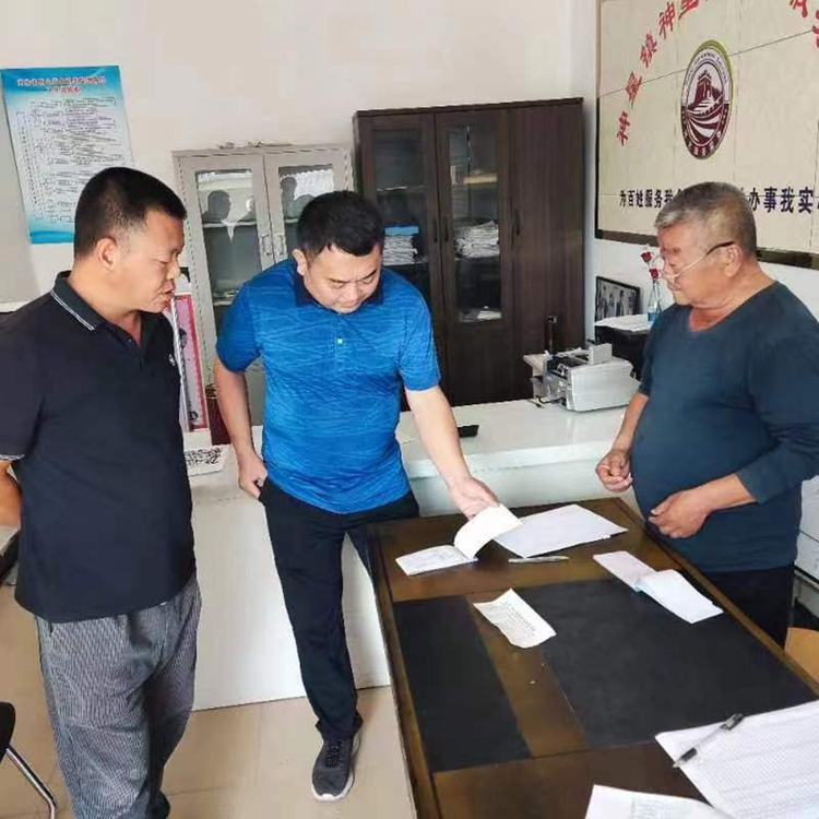 保定市滿城區：清潔型煤入戶助力溫暖度冬_fororder_工作人員核驗型煤臺賬 攝影 張佔新