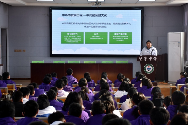 河北清苑：中醫藥文化“種”進童心_fororder_同學們學習中藥的發展歷程。 趙琪攝.JPG