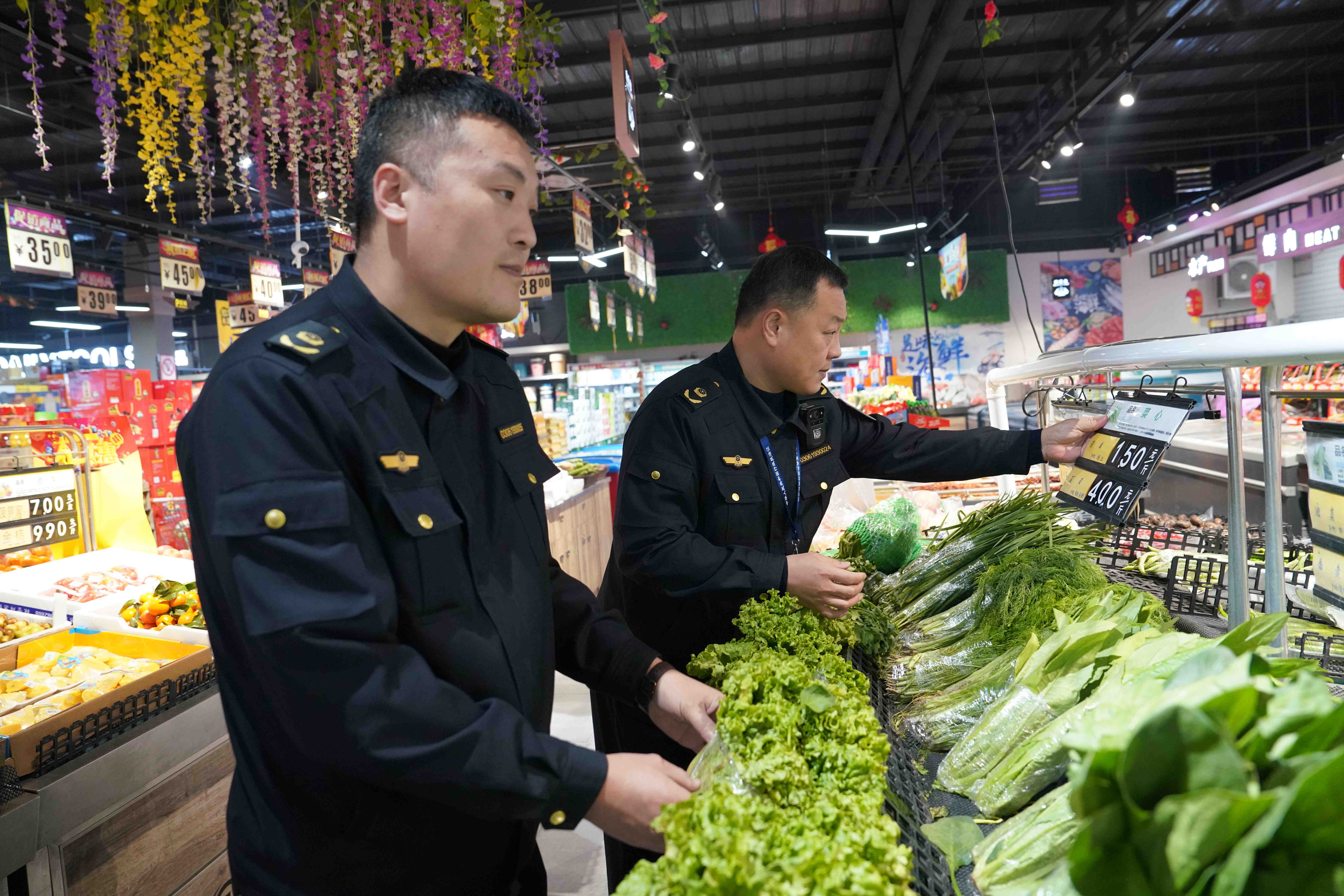 河北清苑：規範農村食品經營 創建首批示範店_fororder_執法人員檢查農産品明碼標價 産地 進貨渠道。攝影 王磊