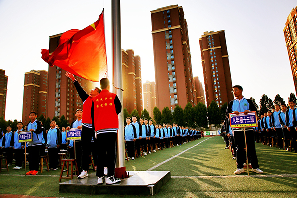 保定市滿城區：鮮紅團旗育光榮使命 莊嚴誓詞譜青春之歌_fororder_滿城區實驗中學舉行隆重的升旗儀式 攝影 連國