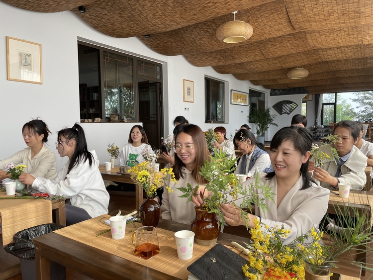 保定市滿城區：綻放“微家”力量 賦能幸福生活_fororder_婦女們認真的插起了花 攝影 賈俊傑