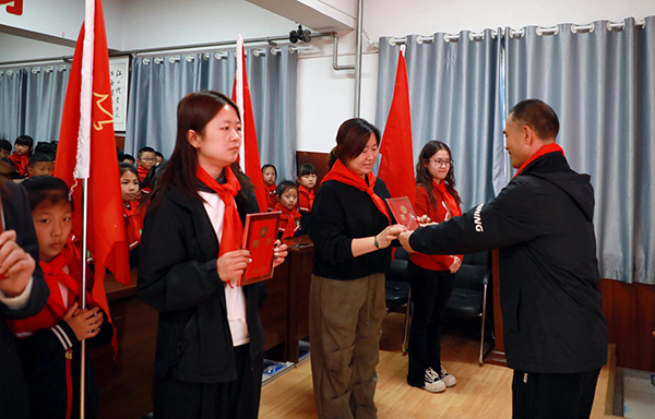 保定市滿城區：擁抱新時代 童心永向黨_fororder_大隊輔導員接過學校頒發的聘書 攝影 李靜