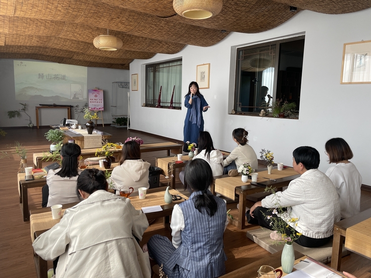 保定市滿城區：綻放“微家”力量 賦能幸福生活_fororder_婦女微家中講師向大家詳解有關花道知識 攝影 賈俊傑