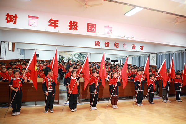 保定市滿城區：擁抱新時代 童心永向黨_fororder_滿城區滿城小學舉行“爭做新時代好少年”少先隊新隊員入隊儀式 攝影 李靜