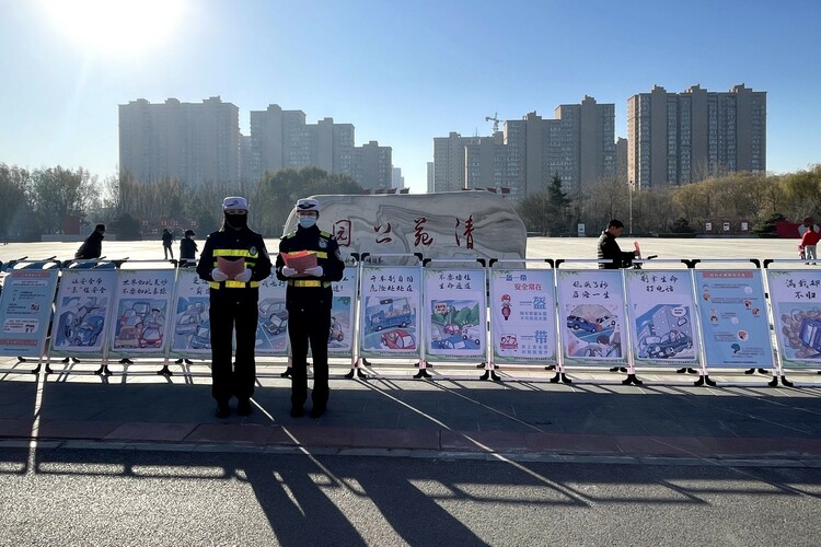 河北清苑：“文明交通”助力文明城區創建_fororder_清苑交警在公園發放交通安全宣傳資料。清苑區委宣傳部供圖