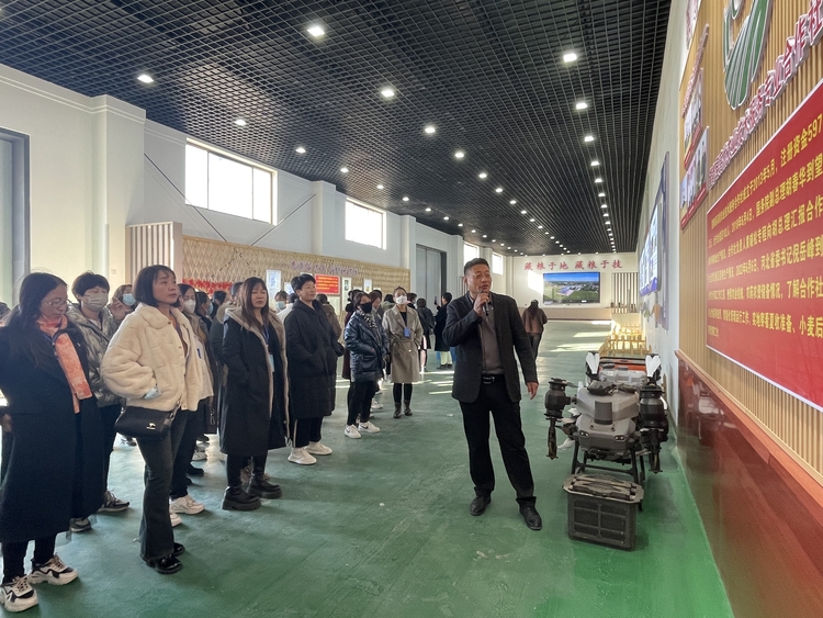 河北豐寧：農民冬閒“充電”忙_fororder_學員赴保定現場參觀教學  拍攝孫乃利