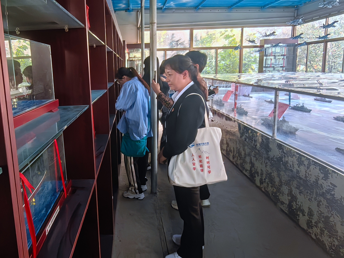 保定市滿城區：聆聽紅色故事 汲取奮進力量_fororder_參觀航空、艦艇展櫃 攝影 李立新