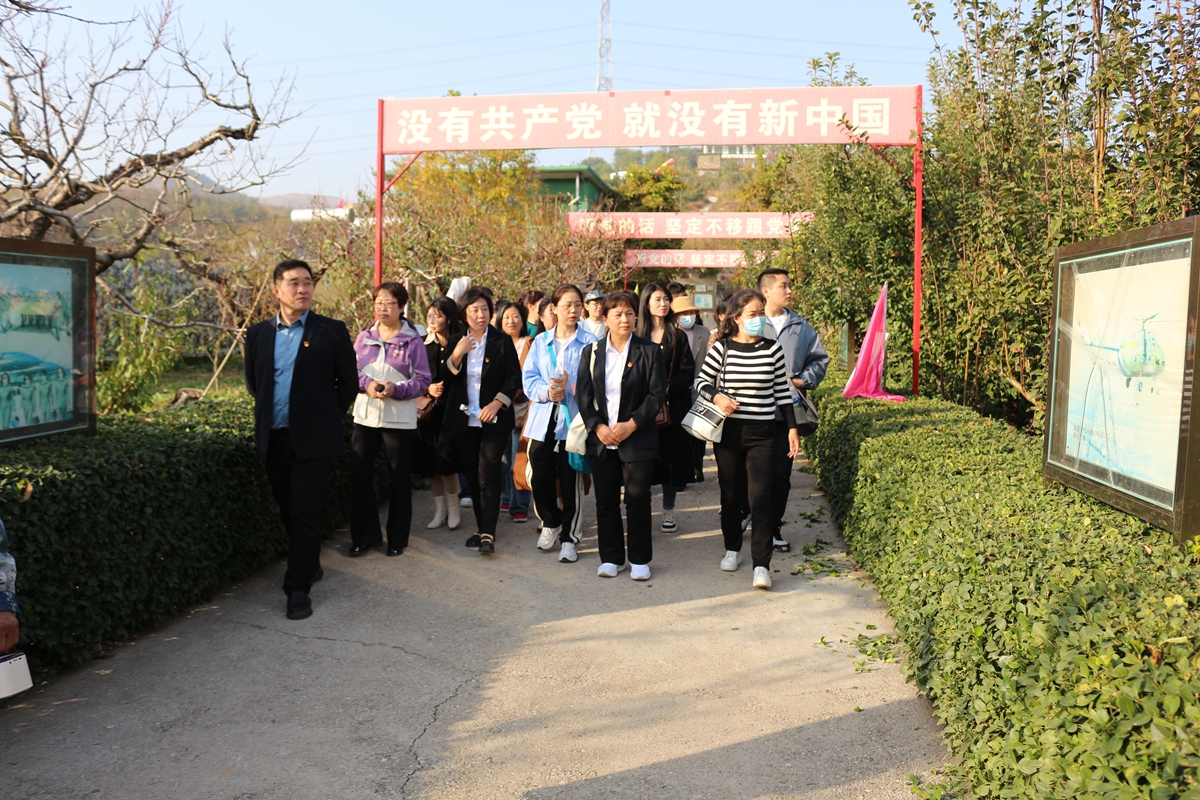 保定市滿城區：聆聽紅色故事 汲取奮進力量_fororder_滿城開放大學開展“行走的思政課”活動 攝影 李立新