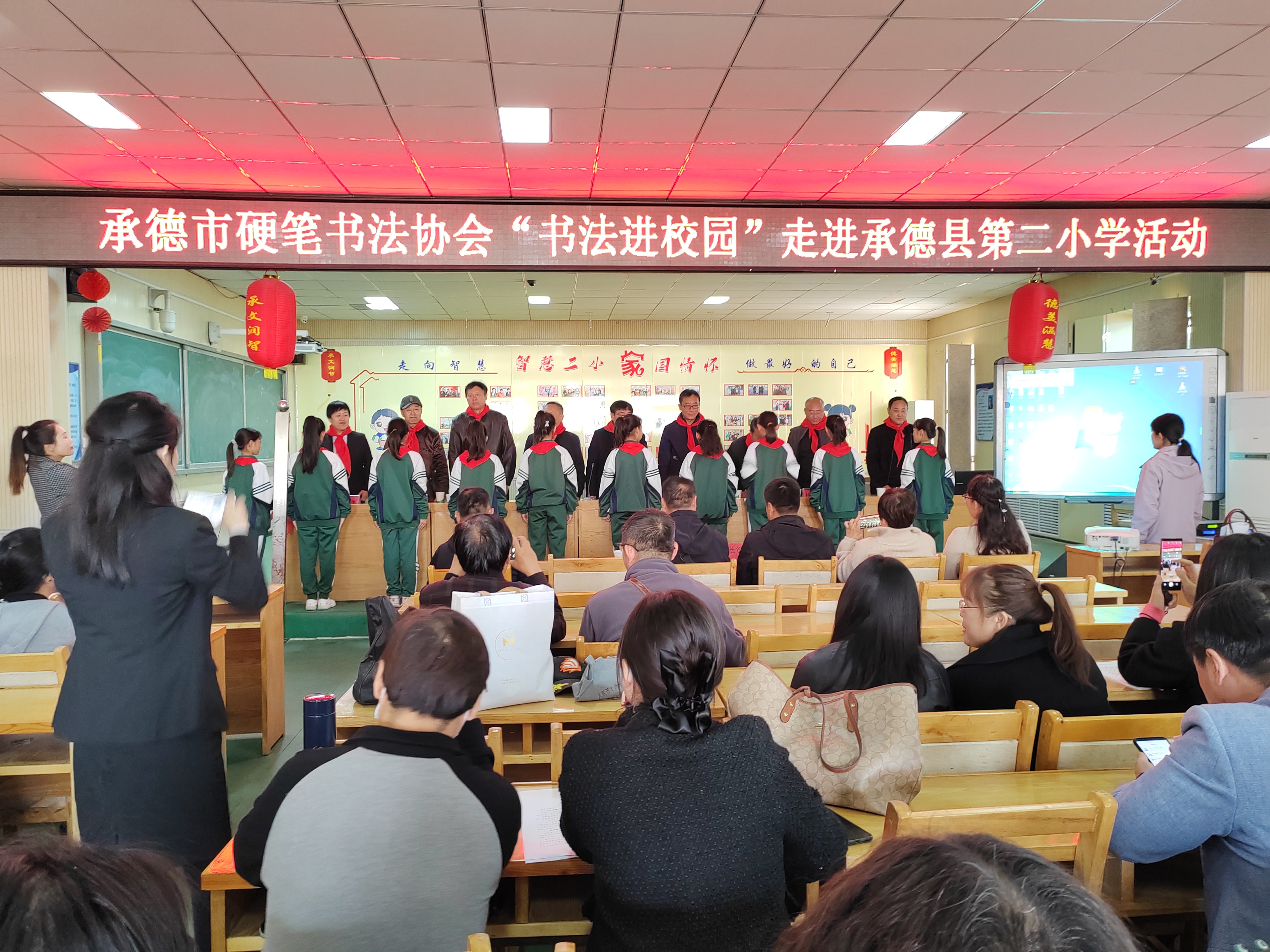 河北承德縣：傳承書法藝術 墨香溢滿校園_fororder_圖二為：少先隊員代表為參會嘉賓佩戴紅領巾。孫曉明 攝