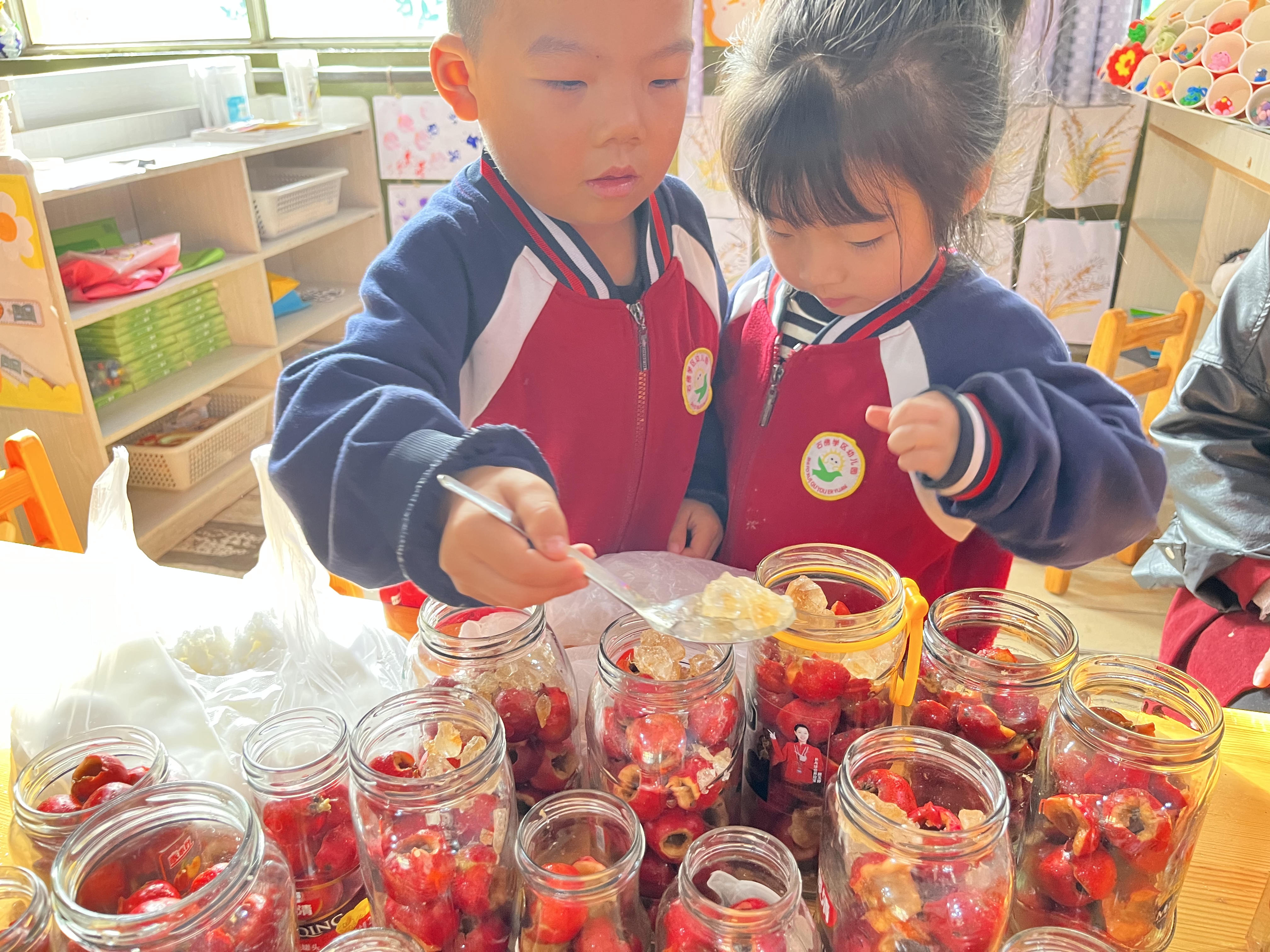 圖片默認標題_fororder_學生製作山楂罐頭。杜麗芳攝