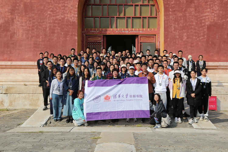 河北遵化：清華學子赴清東陵秋季研學感悟古建文化_fororder_清華學子在孝陵神功聖德碑樓前合影留念  楊曉健攝