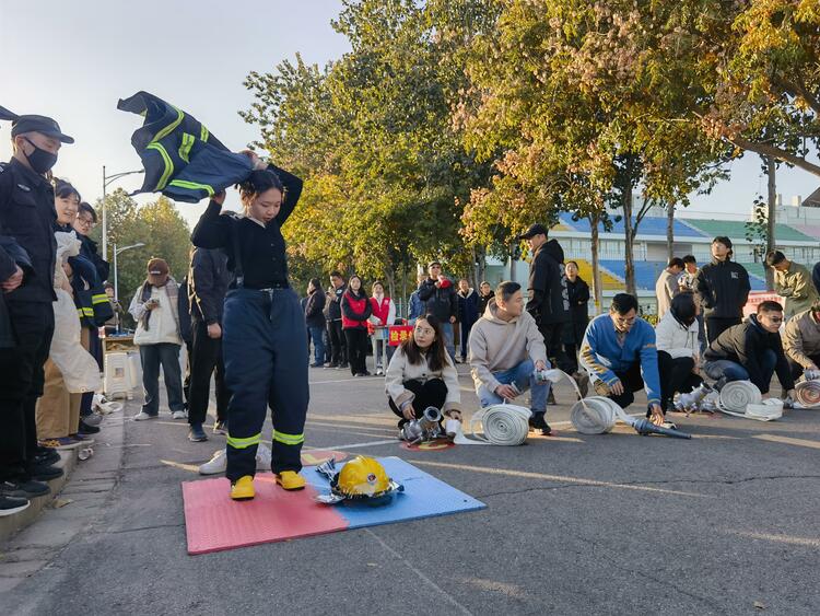 石家莊裕華區：消防趣味運動會上演速度與激情_fororder_學生進行快速穿戴消防裝備比賽