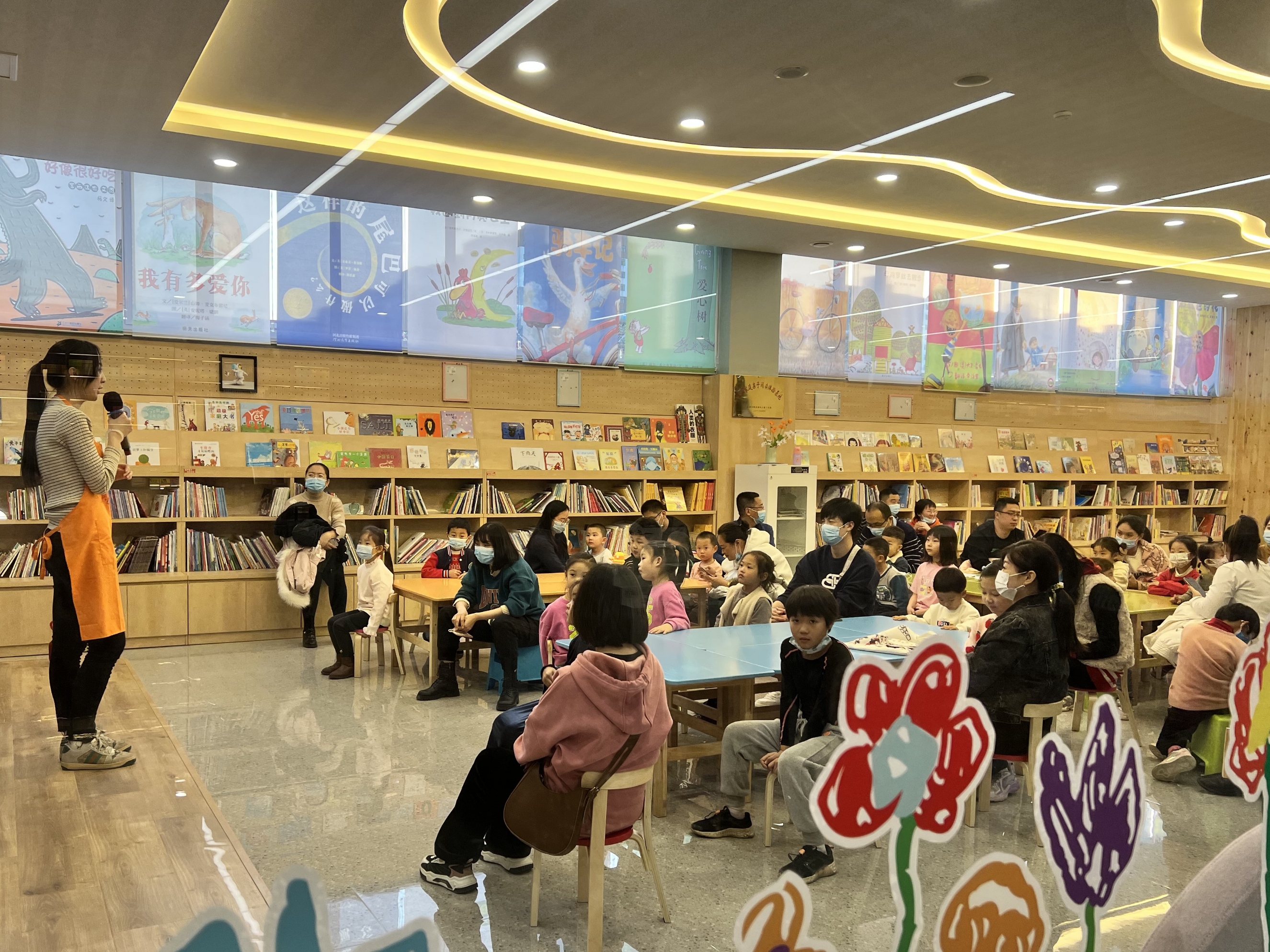 保定徐水區：書店變“書院” 書香“潤”城鄉_fororder_小桔燈繪本館吸引眾多孩子參與活動。楊景涵 攝