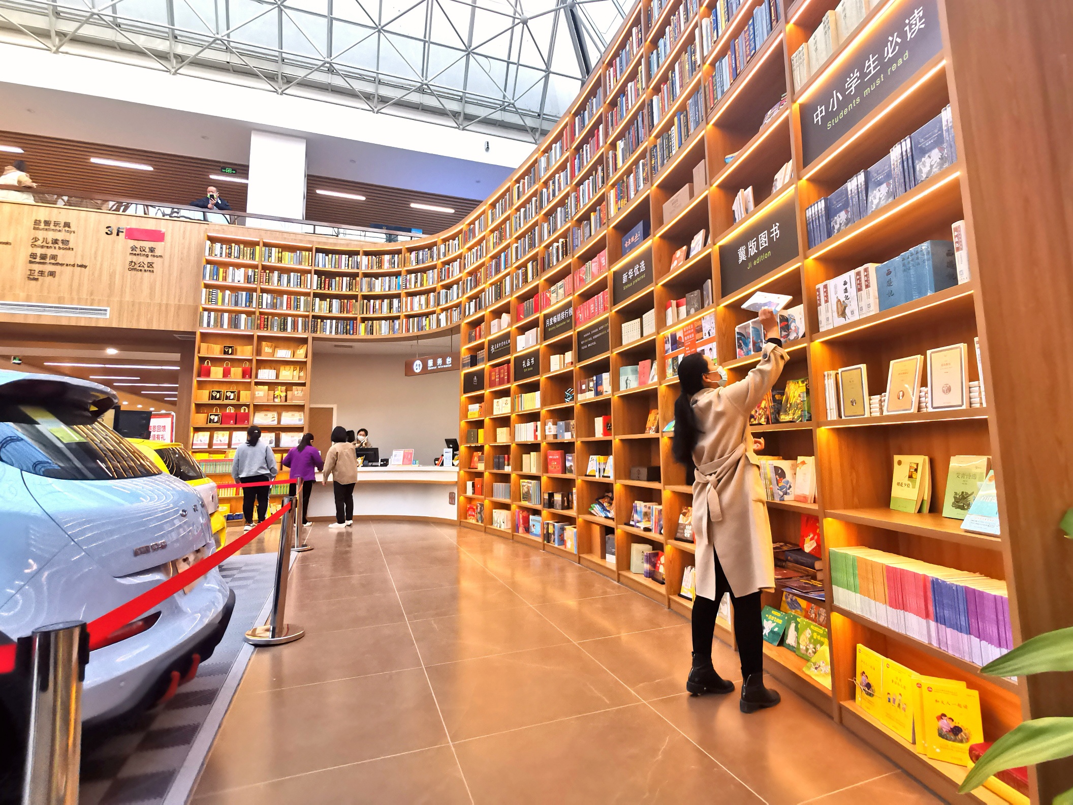 保定徐水區：書店變“書院” 書香“潤”城鄉_fororder_讀者在書店看書、選書。楊景涵 攝