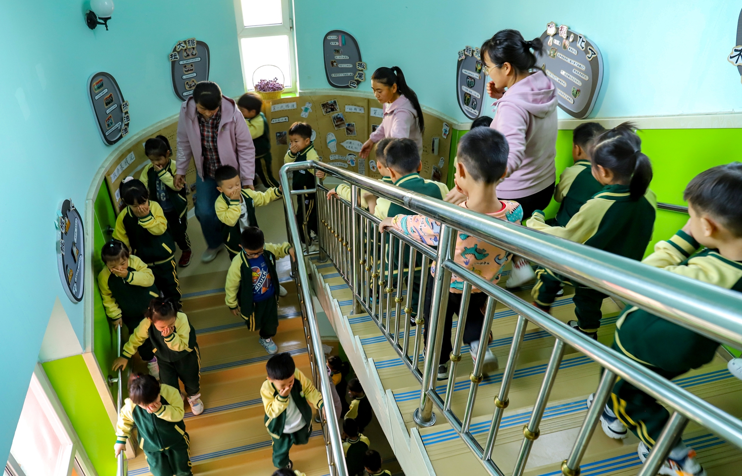 保定市滿城區：消防“零”距離，安全伴“童”行_fororder_滿城區直屬幼兒園開展消防疏散演練 攝影 陳振新