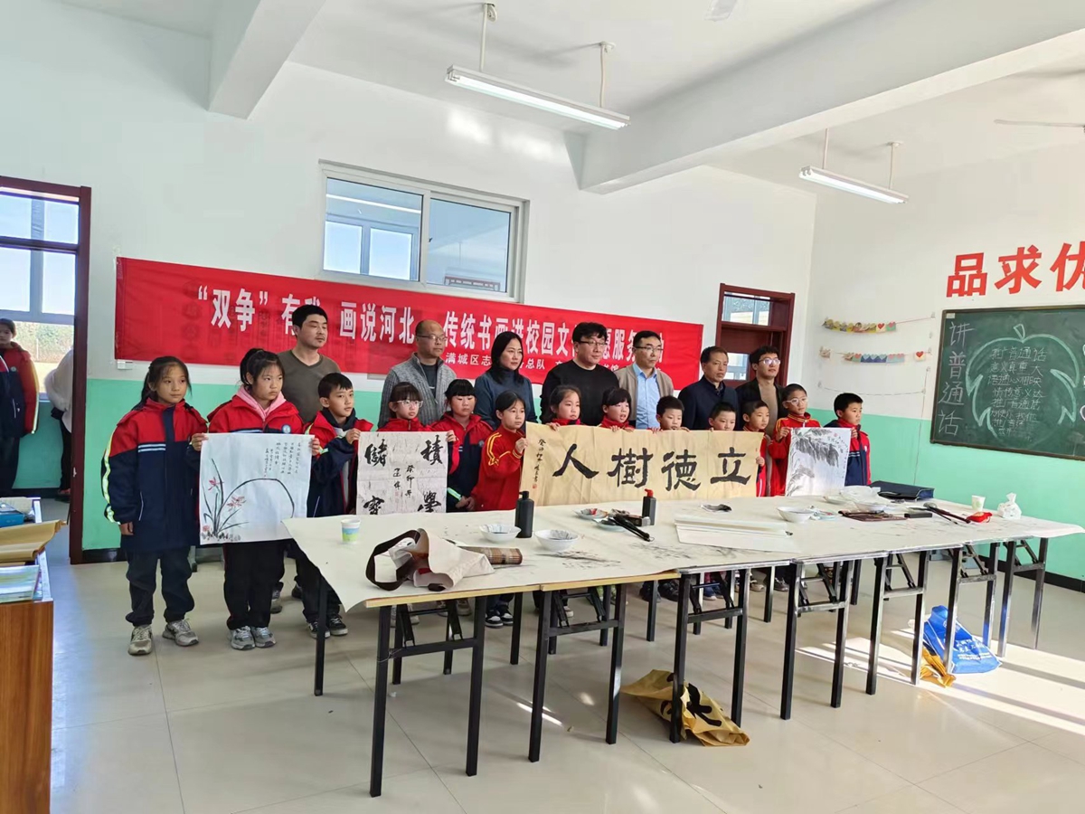 保定市滿城區開展“雙爭”有我 文化名家進校園活動_fororder_滿城區“雙爭”有我 畫説河北—傳統書畫進校園活動現場 攝影 楊東升
