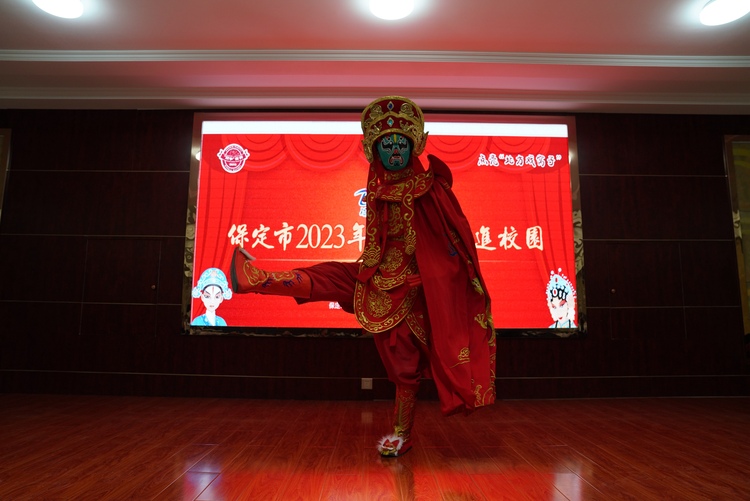 河北清苑：戲曲文化進校園 傳統文化有傳承_fororder_保定藝術學校老師表演川劇《變臉》。攝影 王磊