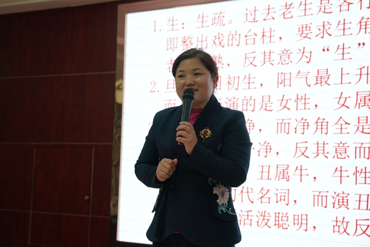 河北清苑：戲曲文化進校園 傳統文化有傳承_fororder_保定藝術學校老師為學生講授戲曲行當。攝影 王磊