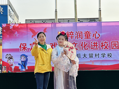 保定市滿城區：梨韻伴書香 國粹潤童心_fororder_戲劇專家現場展示技藝 攝影 朱肖