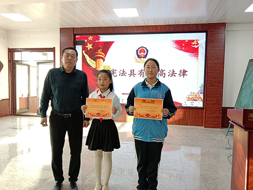保定市滿城區：學習憲法精神 樹立法制觀念_fororder_方順橋鎮中心校領導為獲獎學生頒獎 攝影 張志龍