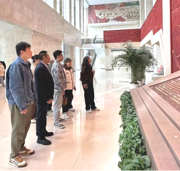 石家莊市裕華區組織開展“追尋紅色記憶 傳承紅色基因”青年人才團建活動_fororder_圖片1