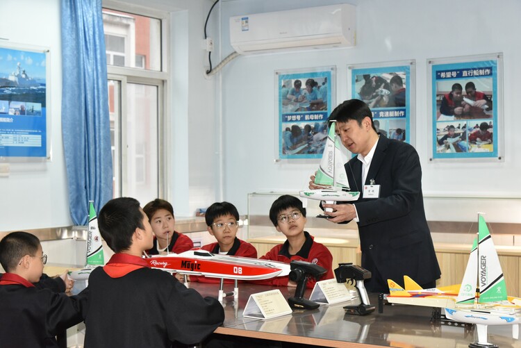 石家莊市裕華區：中小學生“沉浸式”體驗科技魅力_fororder_老師教授學生們製作模型船.JPG