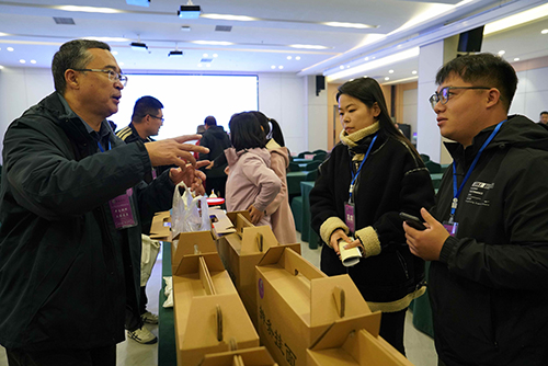 圖片默認標題_fororder_保定市選派農業科技特派員和大學生農業職業經理人代表了解”李莊農禮“。 攝影 王磊