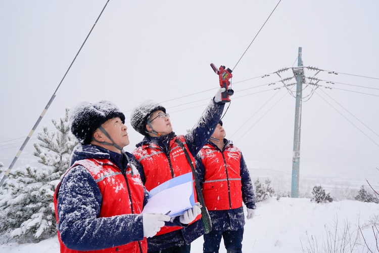 河北淶源：鏟雪除冰保供戰寒潮_fororder_2