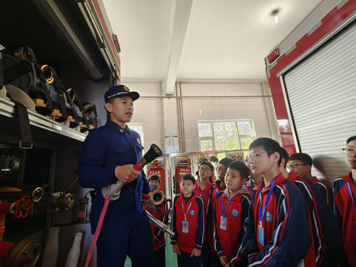 保定市滿城區：學習消防知識 增強安全意識_fororder_消防隊員介紹開花水槍 攝影 崔景俊