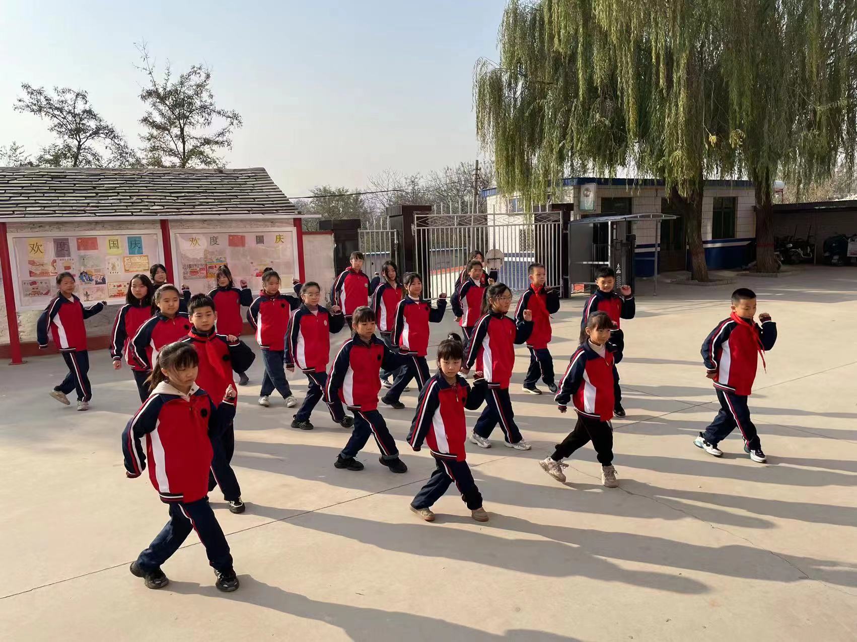 保定市滿城區：陽光體育大課間 讓校園充滿活力_fororder_滿城區魏莊村學校開展陽光體育活動 攝影 石慶輝