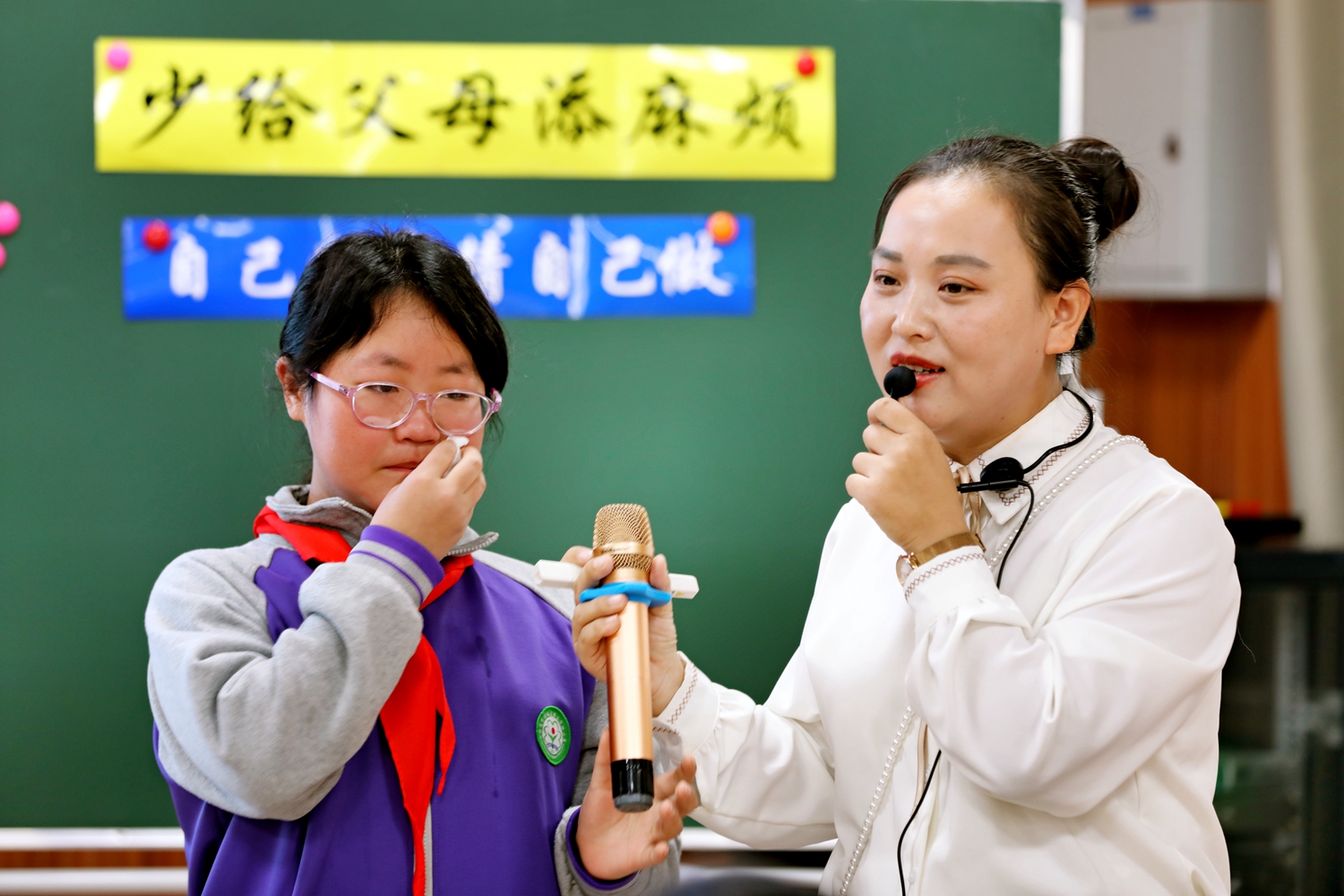 圖片默認標題_fororder_靳帥帥老師的課堂學生感動至極 攝影 阮徵