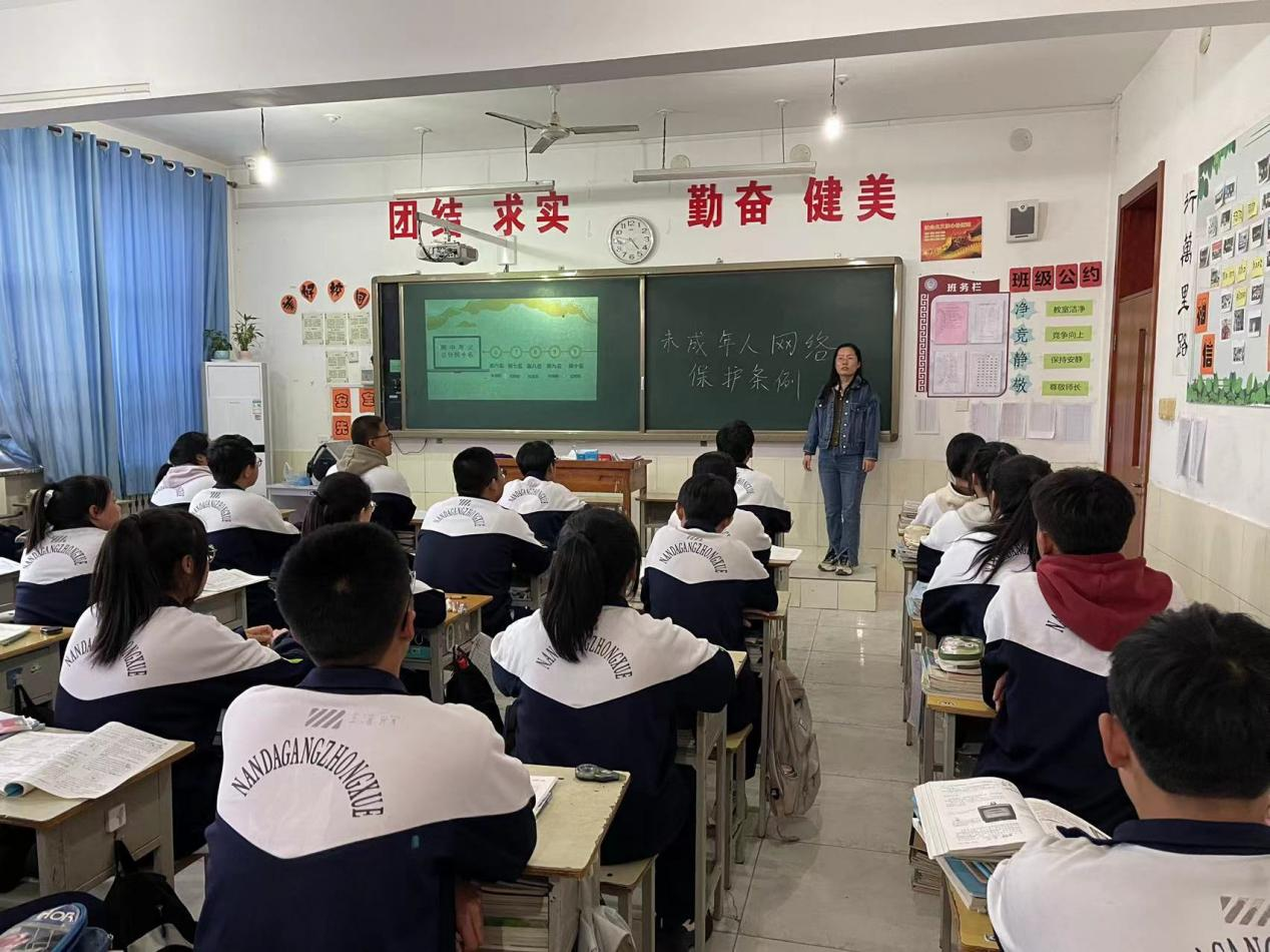 滄州南大港融媒體中心聯合教育局開展《未成年人網絡保護條例》學習宣傳活動_fororder_圖片3