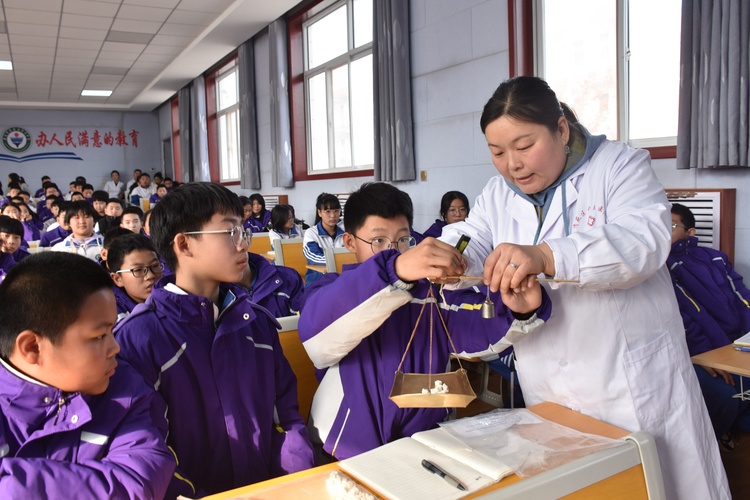 河北清苑：中醫藥文化“種”進童心_fororder_同學們在中醫醫師的指導下用戥秤稱藥。 趙琪攝.JPG