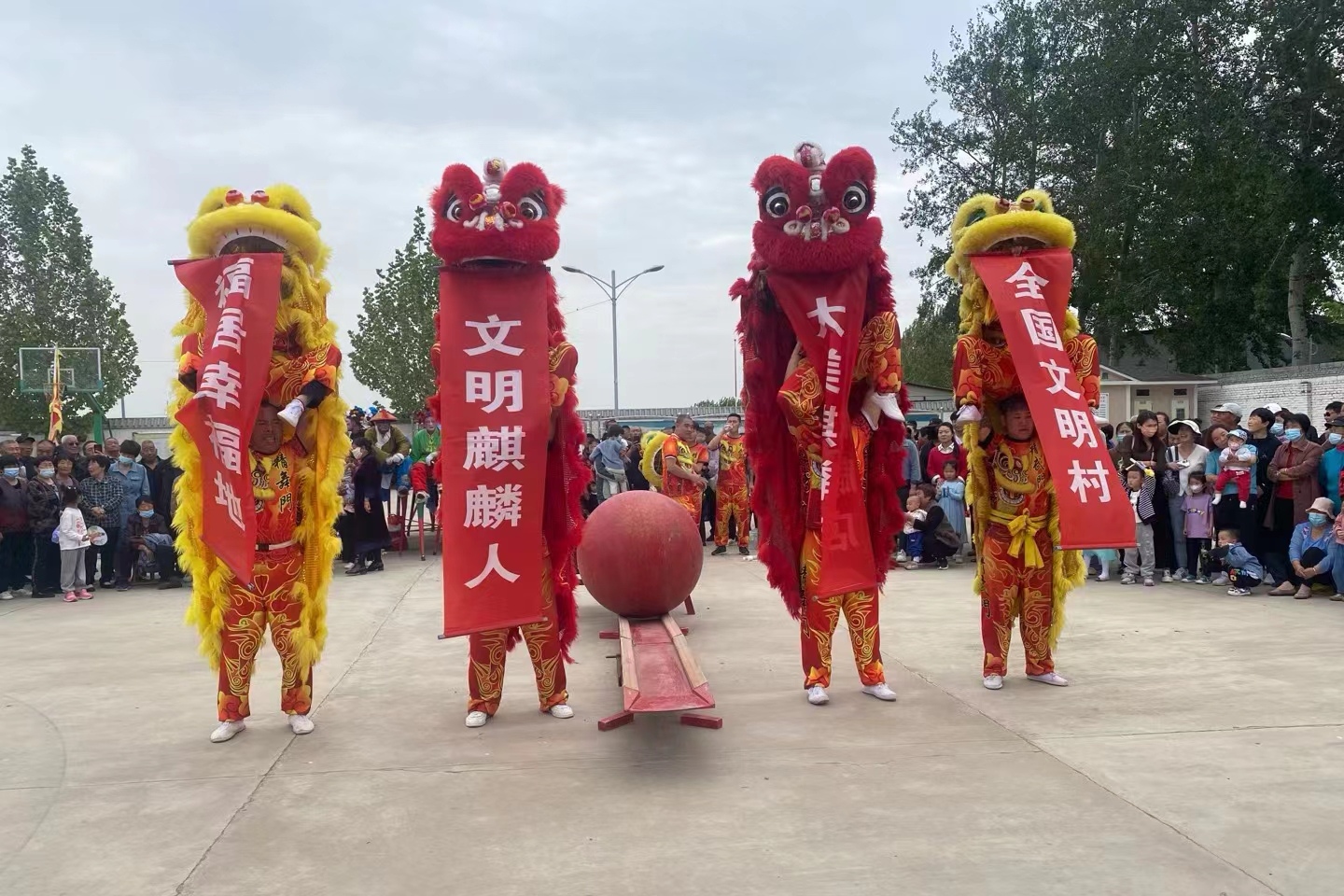 保定市徐水區：“沉浸式”宣講入耳更入心_fororder_百姓在文化娛樂活動中感受文明鄉風。劉軍鋒攝