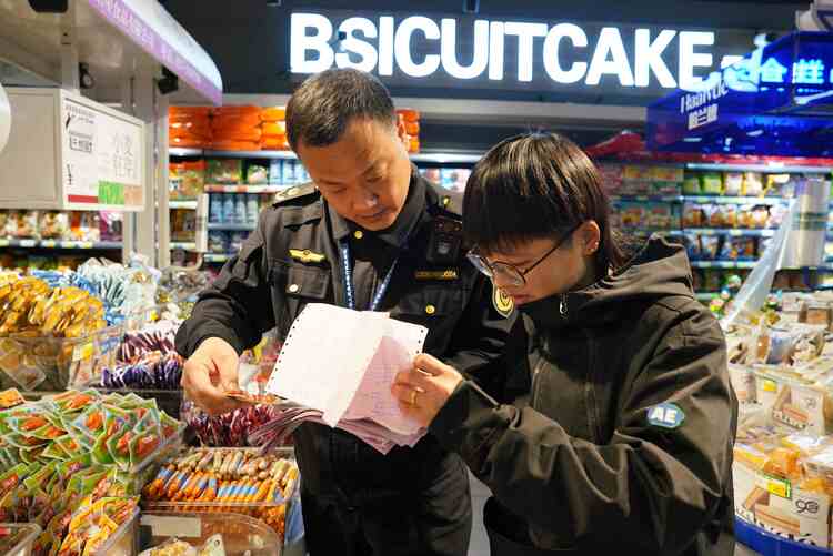 河北清苑：規範農村食品經營 創建首批示範店_fororder_執法人員檢查農村超市進貨查驗 索證索票。攝影 王磊