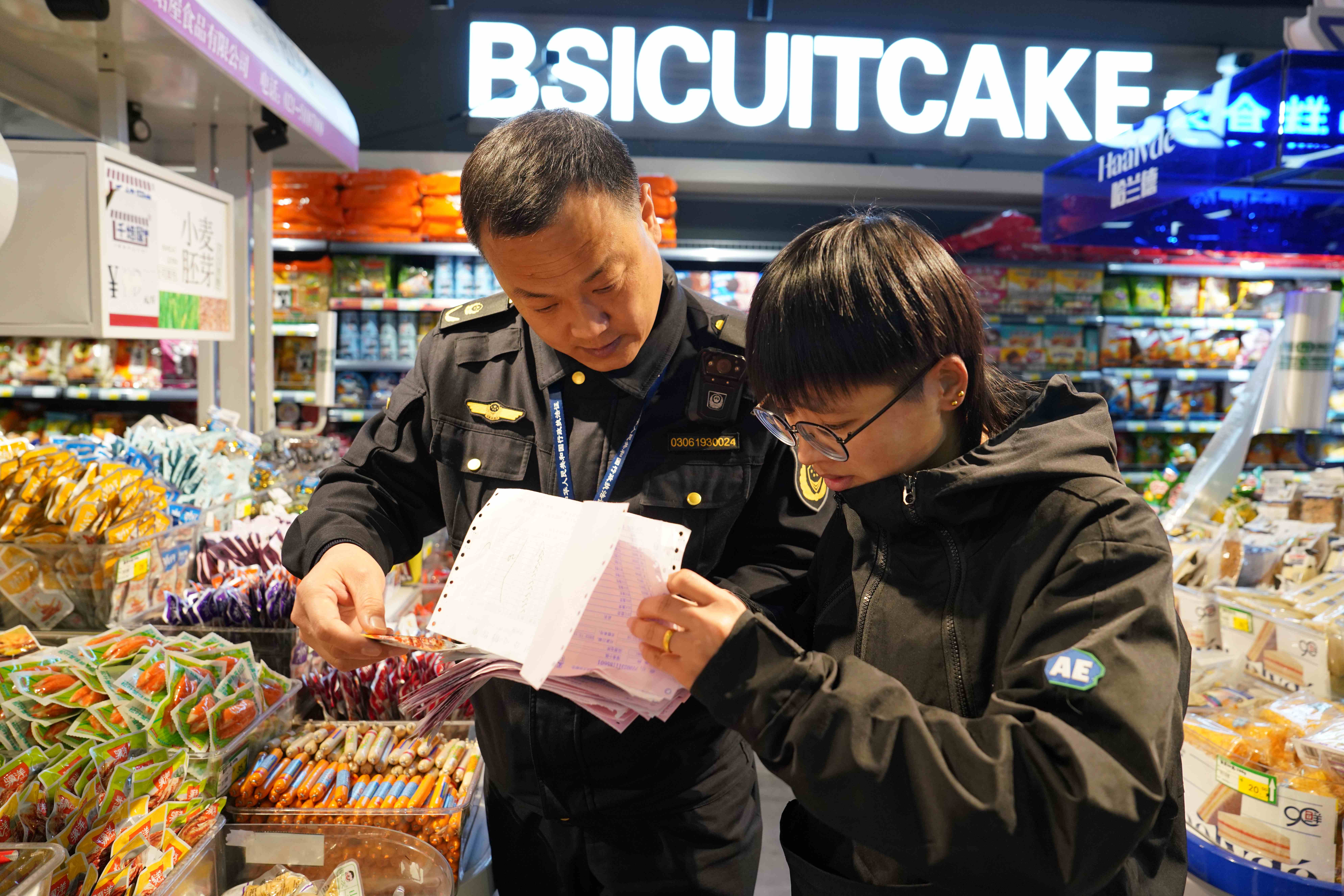 河北清苑：規範農村食品經營 創建首批示範店_fororder_執法人員檢查農村超市進貨查驗 索證索票。攝影 王磊