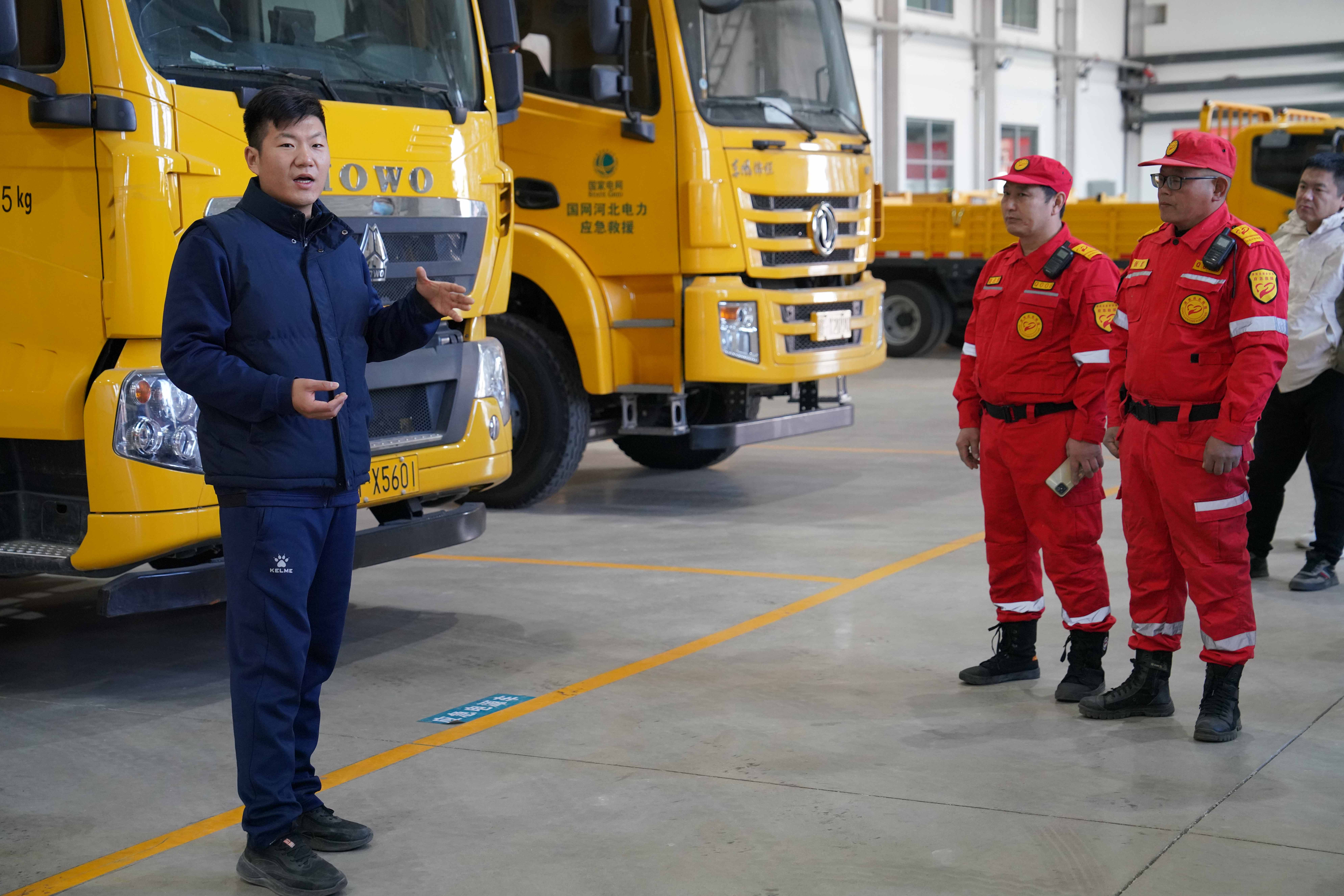 河北清苑：開展應急救援集訓 提升事故處置能力_fororder_清苑區應急救援隊代表參觀河北雄安電力應急救援指揮救援裝備。 攝影 王磊